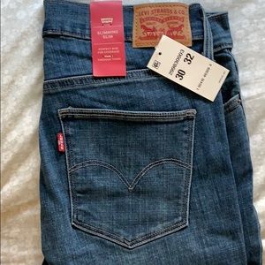 Woman’s Levi 30/32 -NWT never worn